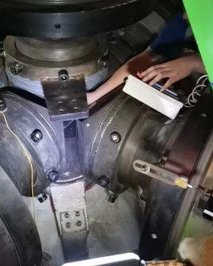 提升六面頂壓機(jī)硬質(zhì)合金頂錘與壓缸使用壽命的綜合策略